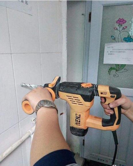 墙砖打孔后的地方怎么修补好看视频教程(墙砖打孔后的地方怎么修补好看视频教程图片) 墙砖打孔后的地方怎么修补好看视频教程(墙砖打孔后的地方怎么修补好看视频教程图片)